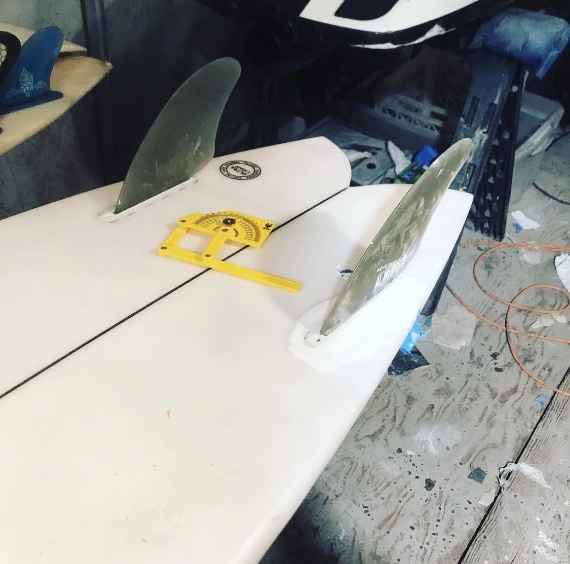 Precision fin alignment measurement during a surfboard repair